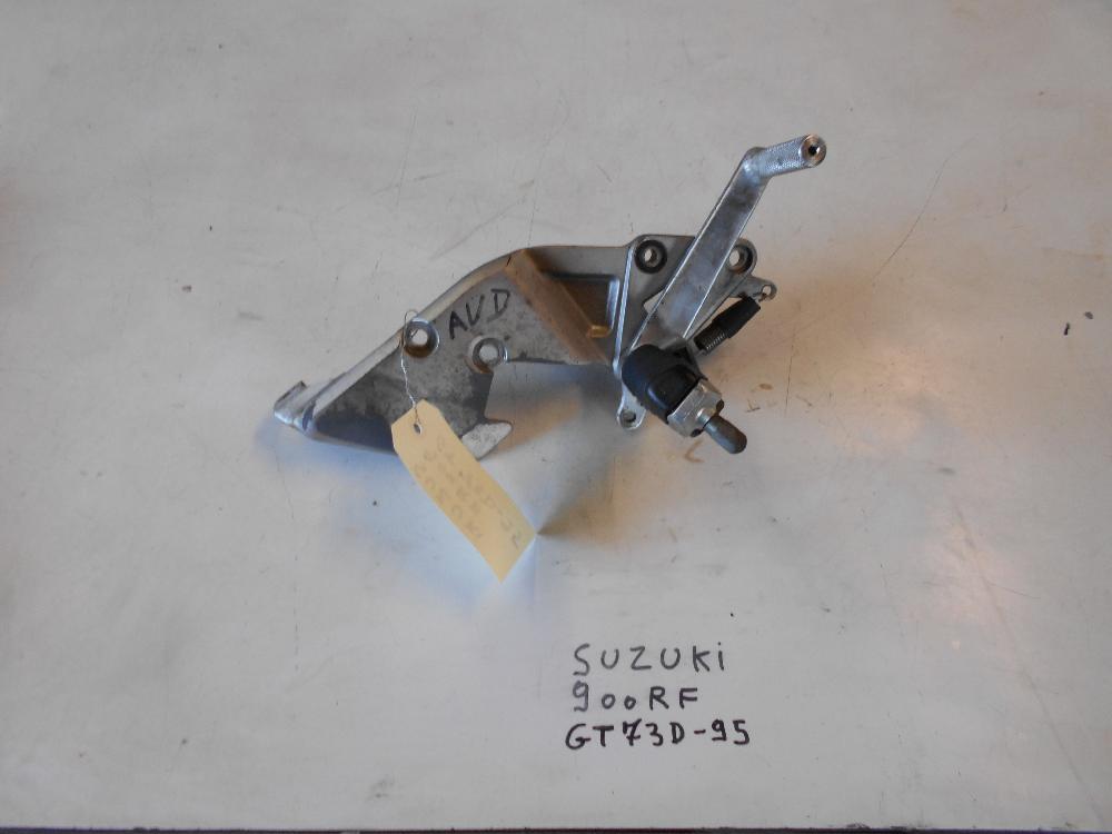 Repose pied avant droit SUZUKI 900 RF GT73D - 95